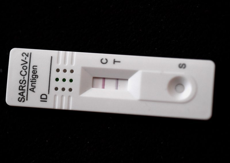 U Hrvatskoj od posljedica covida 10 osoba umrlo, 921 novi slučaj