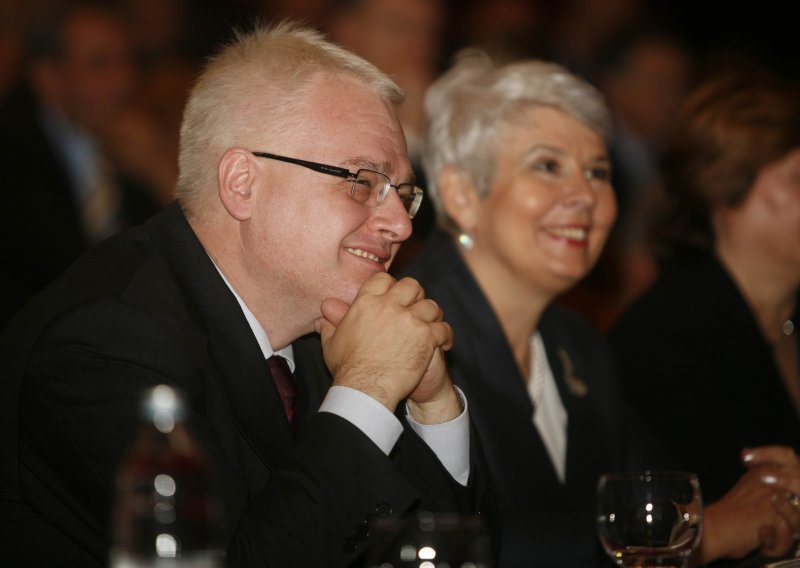 Iznenadni sastanak Kosor i Josipovića s vodstvom Hrvata