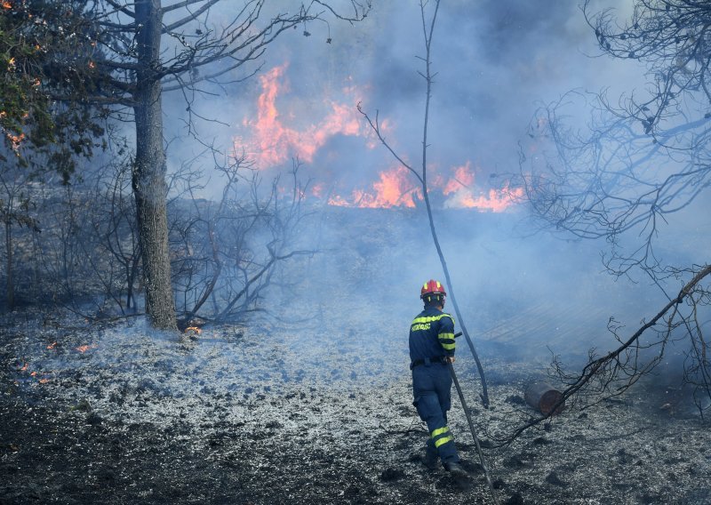 [VIDEO/FOTO] Burna noć s požarima: Ozlijeđen vatrogasac kod Omiša, gorjelo i u Splitu i Segetu Gornjem
