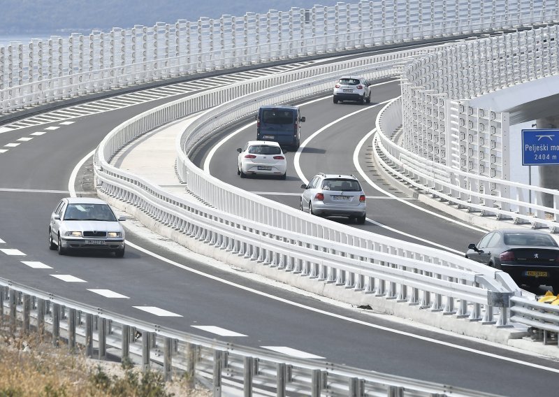 [FOTO/VIDEO] Posljedice otvaranja Pelješkog mosta: Gužve u Neumu nestale jer je promet pao 63 posto, ali pojavile su se na drugim mjestima