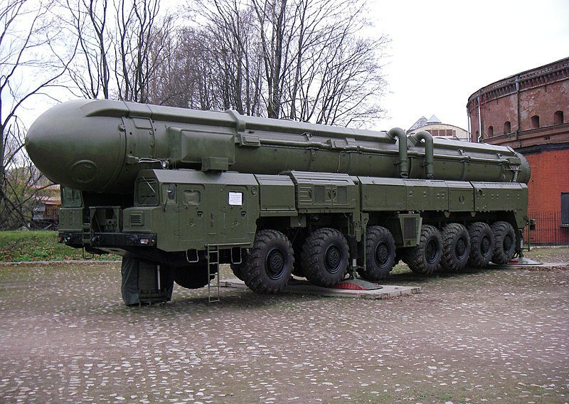 [FOTO] Pogledajte kako izgleda sudar ruskog lansirnog transportera za interkontinentalne rakete s osobnim automobilom