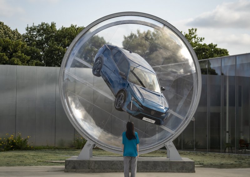 [FOTO/VIDEO] Novi Peugeot 408 pretvoren u jedinstveno umjetničko djelo: Prozirna kugla okružuje automobil i prikazuje ga iz svih kutova