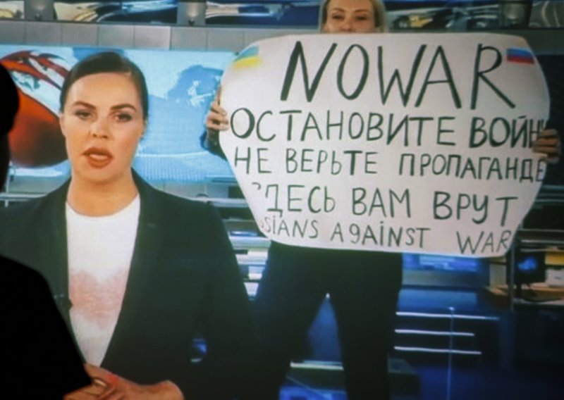 Ruska TV novinarka optužena za širenje lažnih informacija, prijeti joj 10 godina zatvora