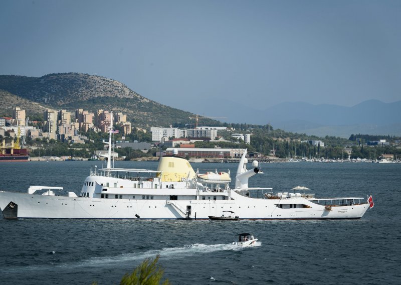 Ispred Šibenika usidrena je 99 metara duga jahta Christina O, evo što znamo o brodu čiji tjedni najam košta 700 tisuća eura