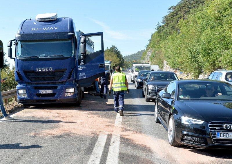 [FOTO] U sudaru dvaju kombija i cisterne kod tunela Učka poginula jedna, ozlijeđene dvije osobe