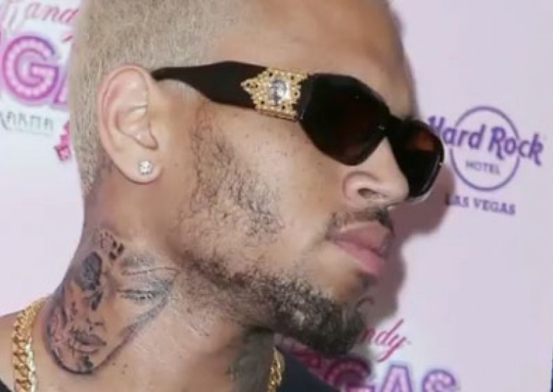 Šokantna tetovaža na vratu Chrisa Browna