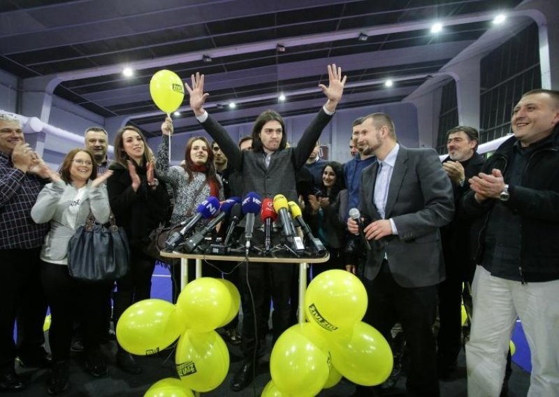 Živi zid savjetuje biračima kako se boriti protiv 'ljudožderskog sustava'