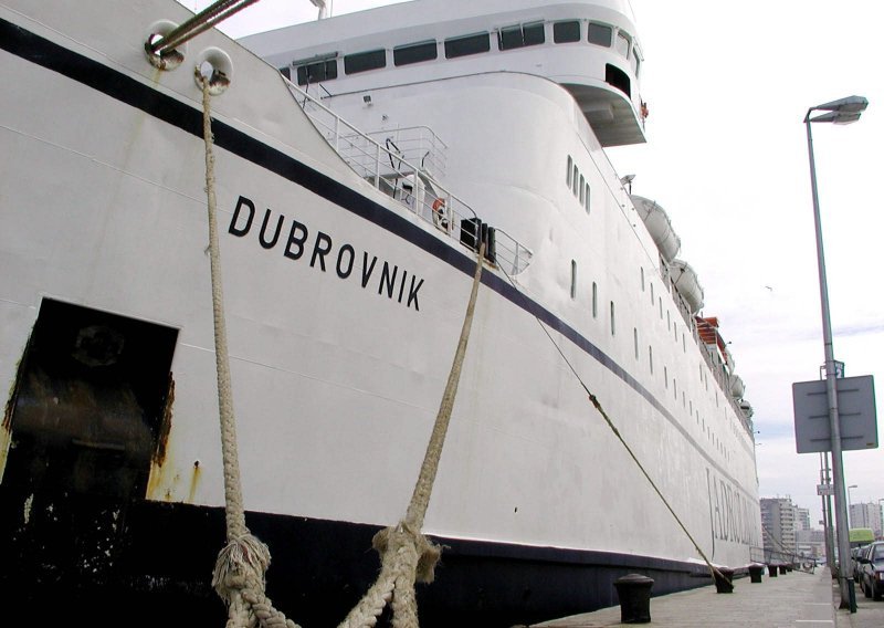 Trajekt koji je trebao isploviti iz Dubrovnika za Bari se pokvario pa su se već ukrcani putnici morali iskrcati