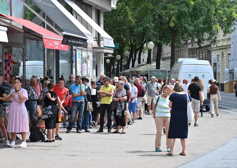 [FOTO] Navala traje i dalje: Pogledajte gužvu pred poslovnicom Zagrebačke banke zbog prodaje kovanice s Pelješkim mostom