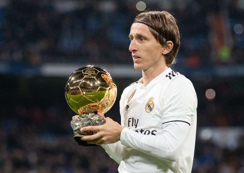 Luka Modrić nominiran za najprestižniju nagradu u svijetu nogometa koju je osvojio 2018., a Lionel Messi je izvisio nakon 16 godina