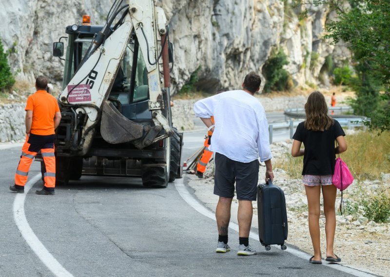 [FOTO] Pogledajte kako je teklo uklanjanje stijene koja se odlomila uslijed grmljavinske oluje kod Omiša