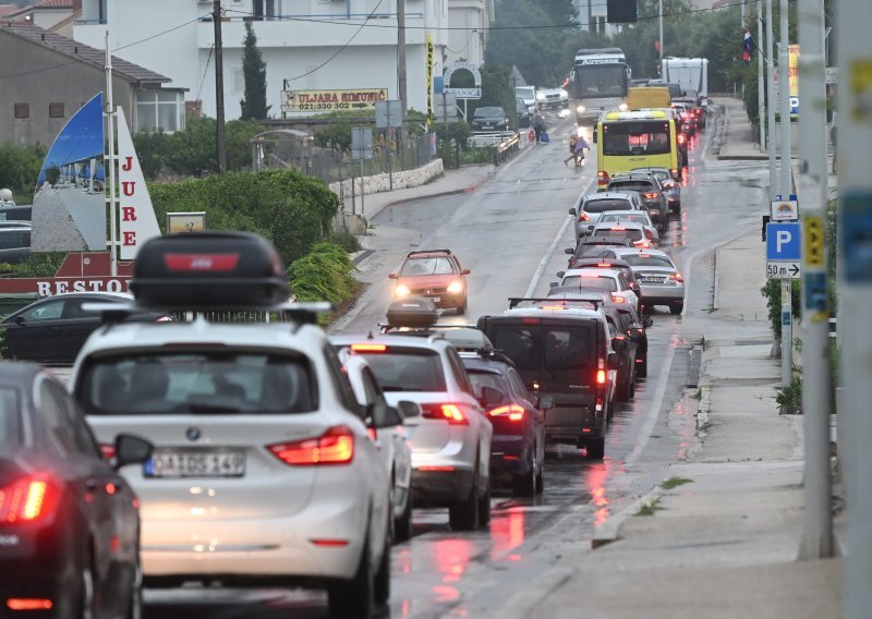 Na svim ključnim prometnim pravcima ogromne su kolone, najdulja kod Maslenice se proteže 17 kilometara. U Dalmaciji kiša stvara dodatne probleme