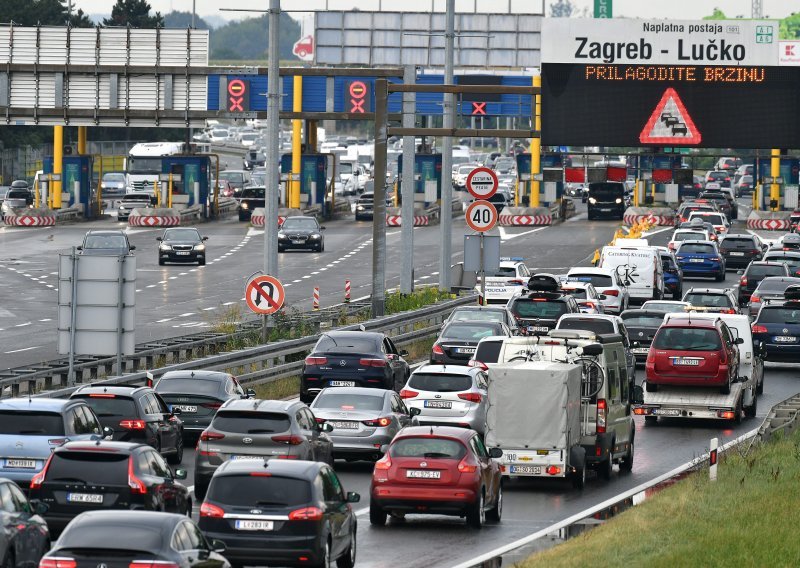 Nastavile se gužve na cestama: Na Demerju kolona 6 kilometara, pred naplatom Lučko 1 km