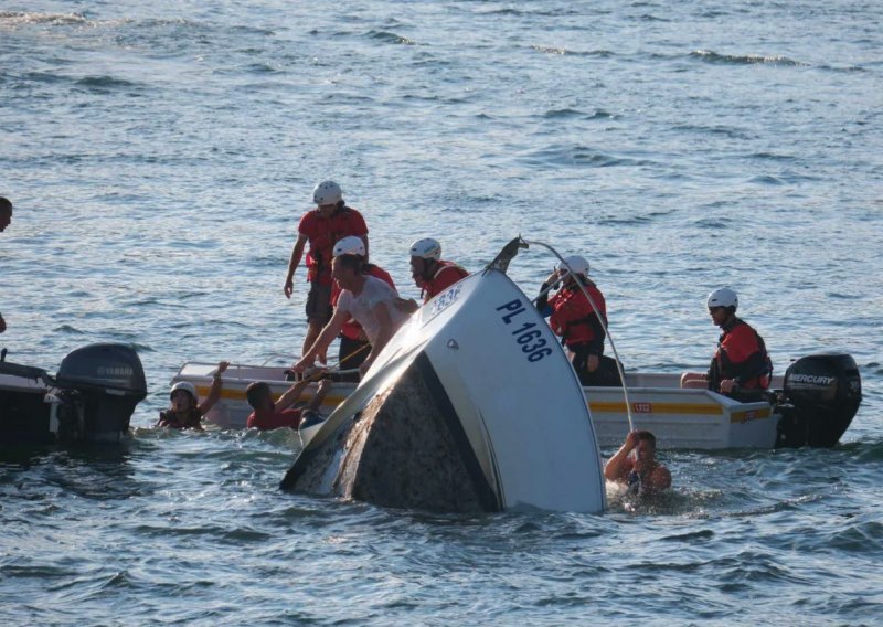 Havarija na Maratonu lađa: Sudarili se brod i gliser, HGSS spasio osobu koja je ostala zarobljena u kabini broda koji je tonuo