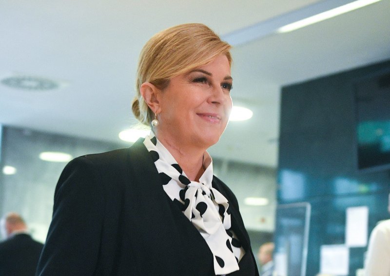 Kolinda Grabar Kitarović javila se s godišnjeg odmora: Sportska majica i maskirne hlače naglasili njezinu fit figuru