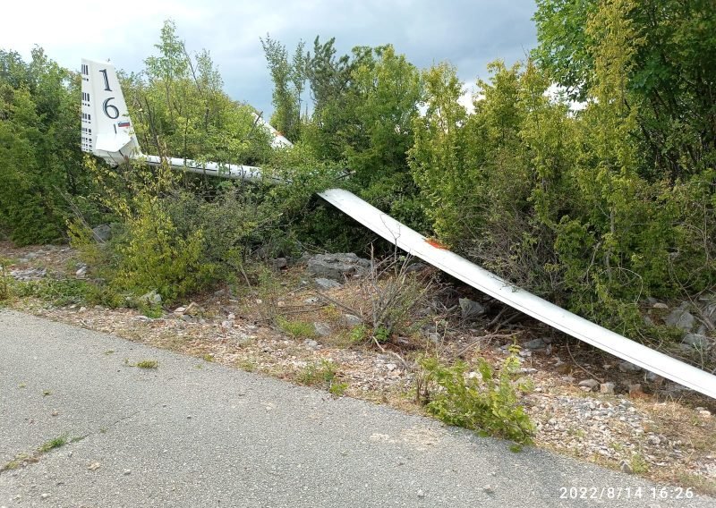 [VIDEO] Srušila se letjelica na području Lovreća, pilot nije ozbiljno ozlijeđen