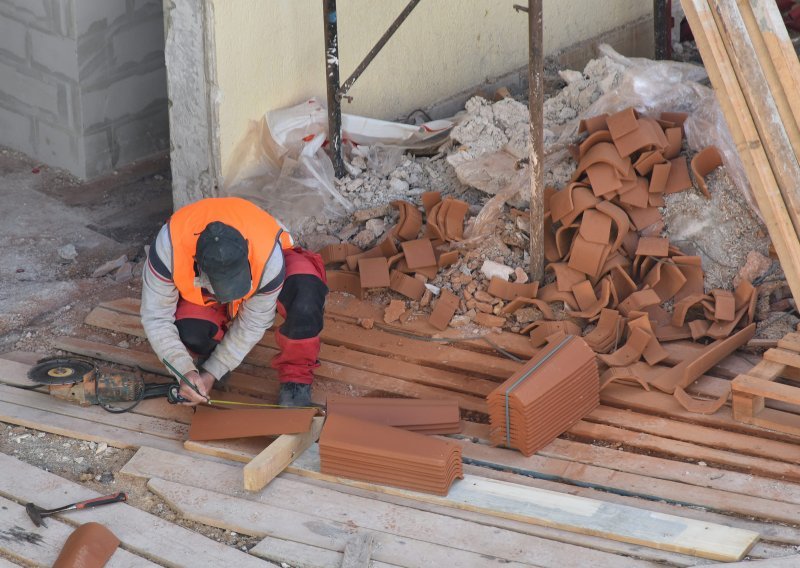 Ured za obnovu: Do sezone grijanja završetak nekonstrukcijske obnove kuća na Banovini