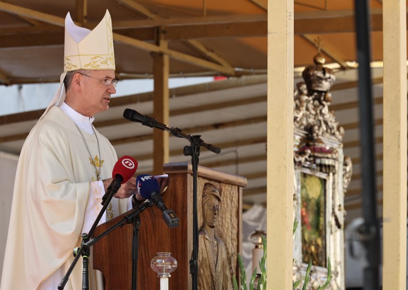[FOTO] Nadbiskup Kutleša: 'Medijska propaganda nije jača od vjere. Svako zlo ima svoj kraj'