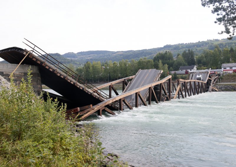U Norveškoj se urušio drveni most, kamion i automobil upali u rijeku