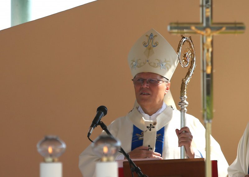 [FOTO] Središnje misno slavlje u svetištu Aljmaš predvodio nadbiskup Hranić: 'Bog je postao suvišan u društvu, ali je trajno prisutan'