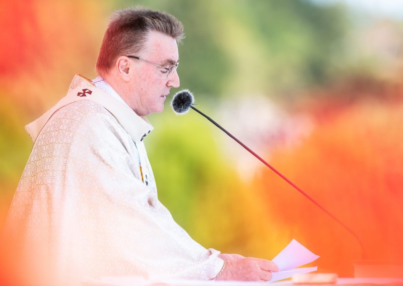 [FOTO] Kardinal Bozanić: 'Crkvi u Hrvatskoj potrebna je nova marijanska obnova. Vodi se rat ideološkom kolonizacijom koja želi razoriti brak i obitelj'