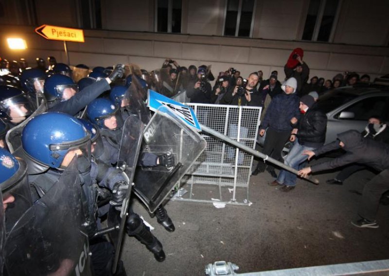 Policija silom i suzavcem rastjerala prosvjednike