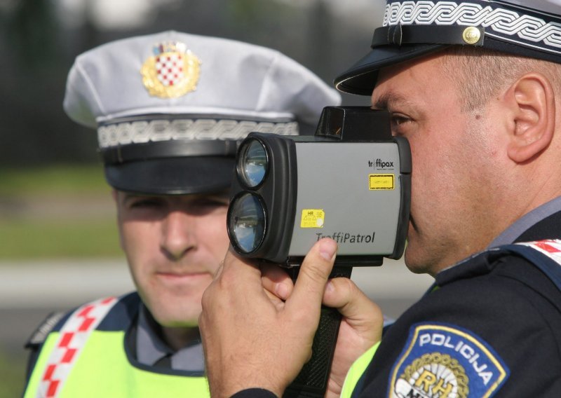 Dvadeset dana zatvora i 10 tisuća kuna kazne određeno muškarcu koji je vozio pijan i bez položenog vozačkog ispita