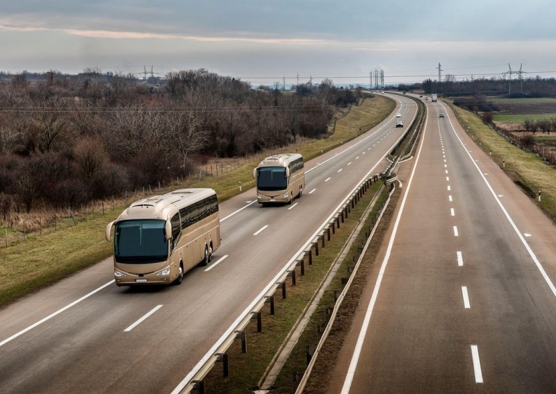 Policija u nadzoru autobusa utvrdila prekršaje kod 19 prijevoznika iz 12 država. Autobus iz Gruzije nije imao tahograf, ali je imao višak sjedala