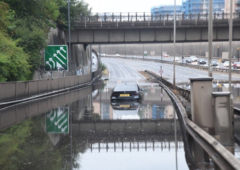 [FOTO] Veliko nevrijeme pogodilo Veliku Britaniju: Dijelovi Londona poplavljeni, kiša stvorila probleme u javnom prijevozu