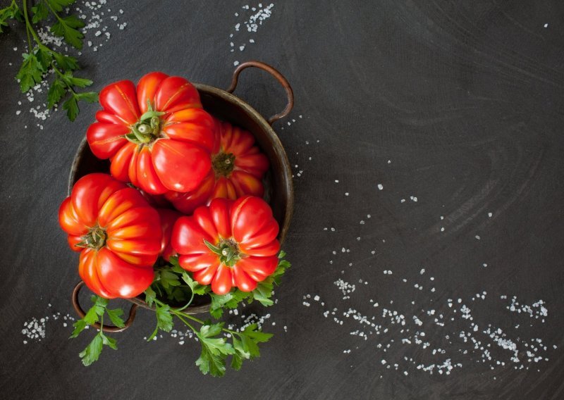 Uz pomoć ovog trika sa soli svaka rajčica će imati bolji okus