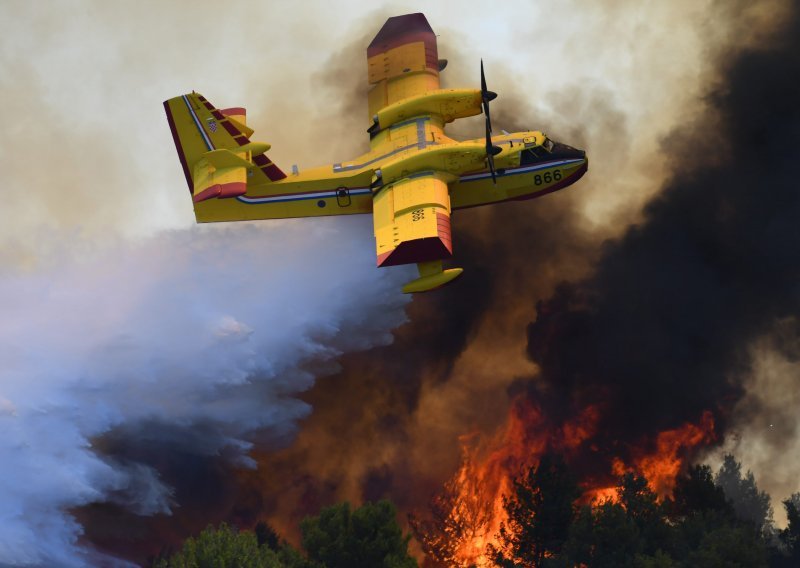 [FOTO] Kanaderi i ostale zračne snage MORH-a dosad su sudjelovale u gašenju 102 požara