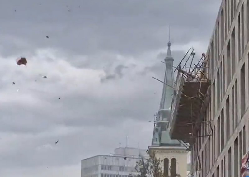 [VIDEO] Nevrijeme poharalo Sloveniju: U Ljubljani puhalo preko 100 km/h, letjeli krovovi, rušila se stabla, nekoliko ljudi je ozlijeđeno