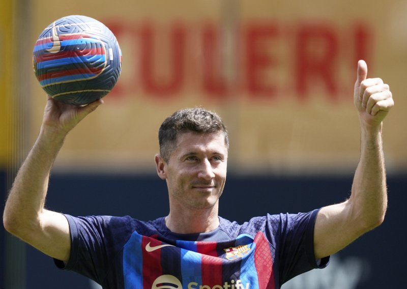 Robert Lewandowski očajnički je želio preseliti u Barcelonu, ali sada je pred trening kampom doživio veliko poniženje