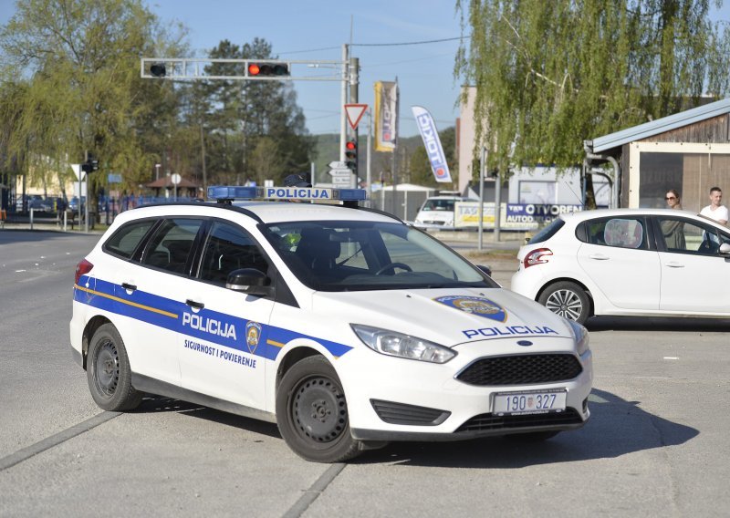 Policija u Đakovu i okolici traži muškarca koji je neuspješno pokušao opljačkati poštu