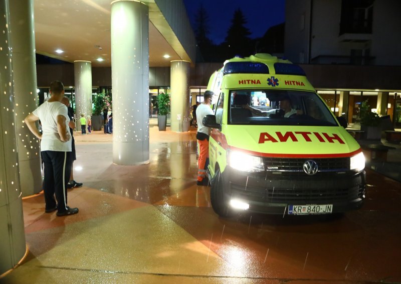 [FOTO/VIDEO] Nakon hitne evakuacije Tuheljskih toplica u bolnice prevezeno 16 ljudi, jedna osoba je na intenzivnoj