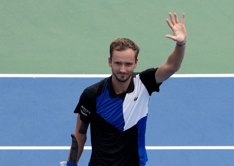 Medvjedev se namučio za ulazak u polufinale, poznat prvi polufinalni par WTA turnira