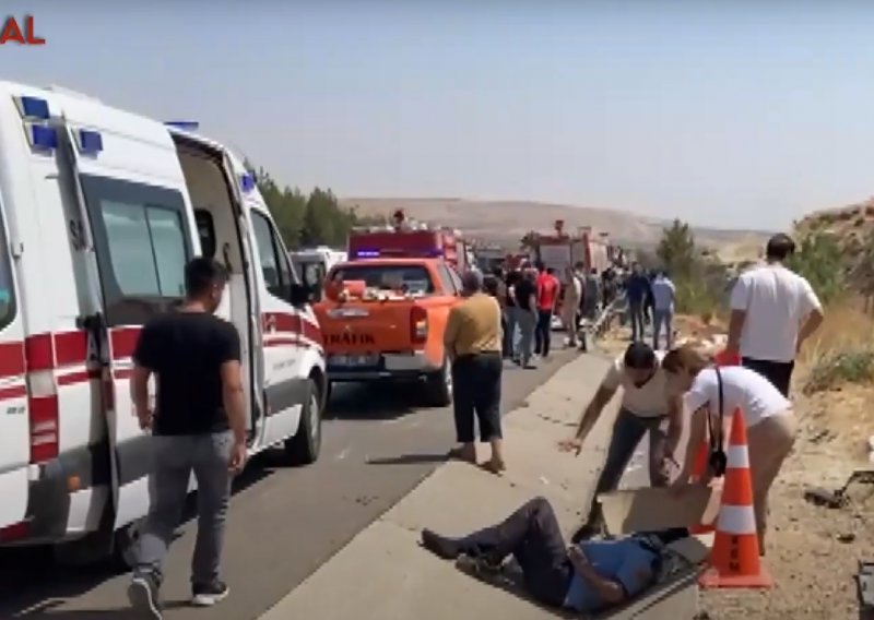 Strašna prometna nesreća u Turskoj, poginulo najmanje 16 ljudi: Među mrtvima vatrogasci, novinari, pripadnici hitne pomoći...