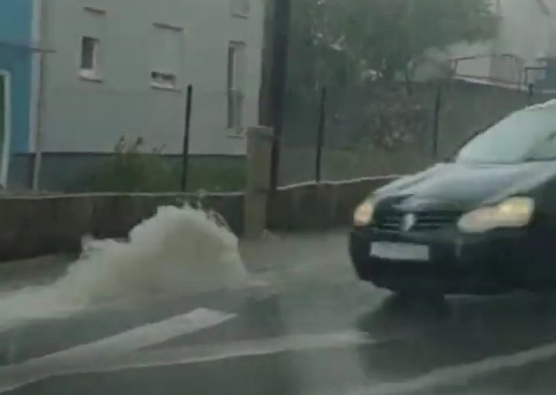 [VIDEO] Kišno nevrijeme potopilo okolicu Splita: 'Bujice dizale šahtove, morali smo zaustaviti automobil'