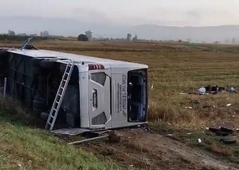 Prevrnuo se autobus na autoputu u Srbiji, jedna osoba poginula, 25 ozlijeđeno