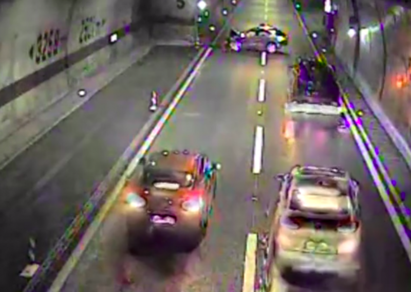 [VIDEO] Nesreća u tunelu Sveti Rok: Vatrogasci su rezali auto da izvuku putnike, bila je to komplicirana akcija