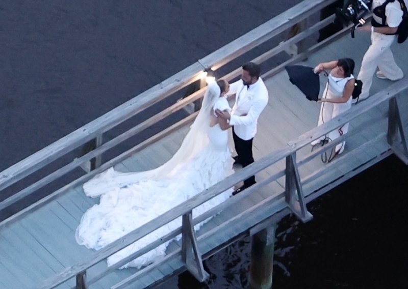 [FOTO] Stižu nove fotografije s bajkovitog vjenčanja Jennifer i Bena
