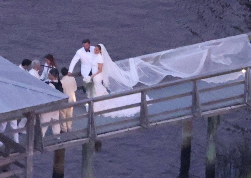 Pogledajte vjenčanice Jennifer Lopez iz svih kutova: Udala se u jednoj od najraskošnijih kreacija, a kasnije odjenula još dvije nevjerojatne haljine