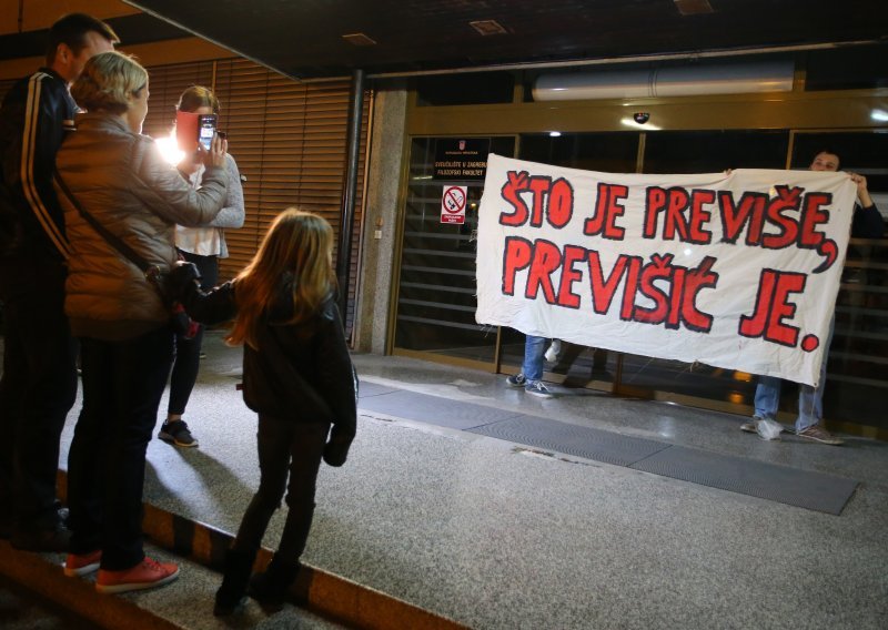 Zaključan Filozofski, studenti traže ostavke Previšića i Borasa