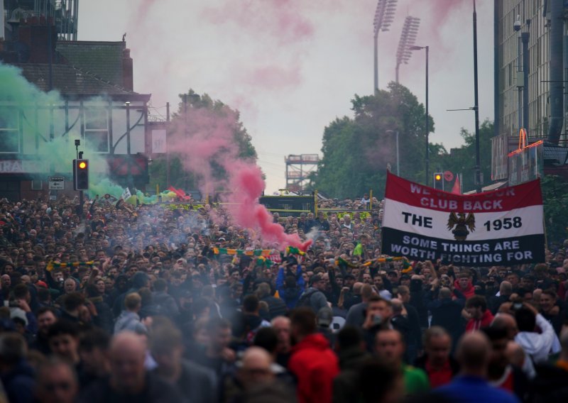 Najveći derbi engleskog nogometa, koji se igra na Old Traffordu, imao je ružnu uvertiru