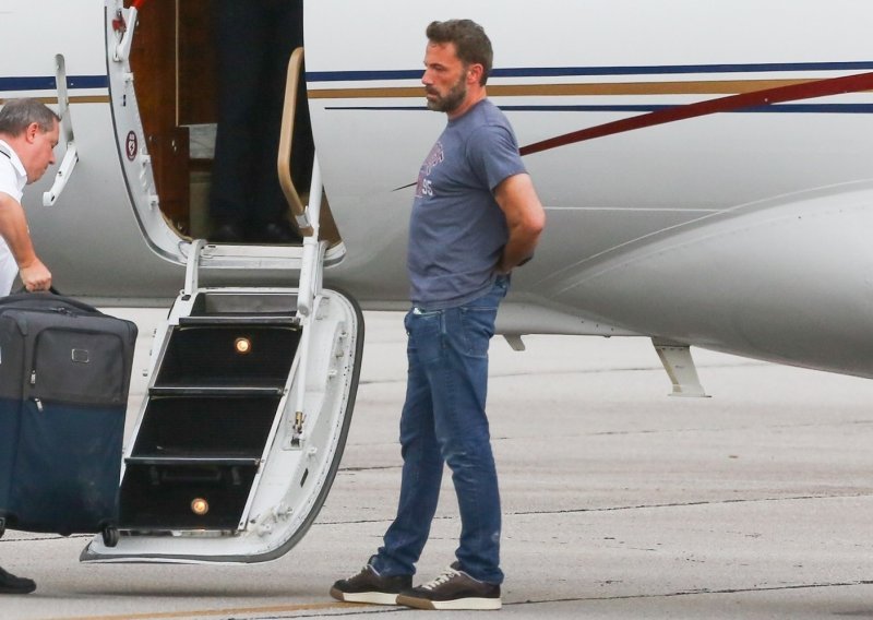 Nakon vjenčanja otišao na put s prijateljem: Vidno umoran i iscrpljen Ben Affleck snimljen u zračnoj luci