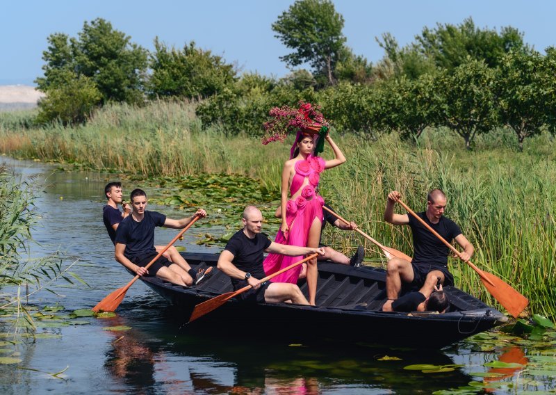 [FOTO] Matija Vuica svoju reviju u lađama posvetila neretvanskim ženama: 'Vukle su lađe, lancale riječnom obalom. Njima odajem počast'