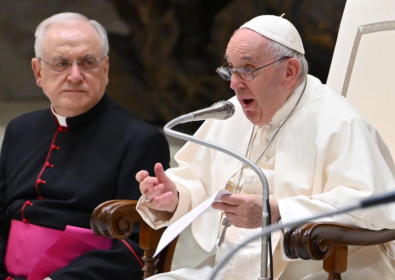 Papa ne može u Kijev i Moskvu zbog problema s koljenom