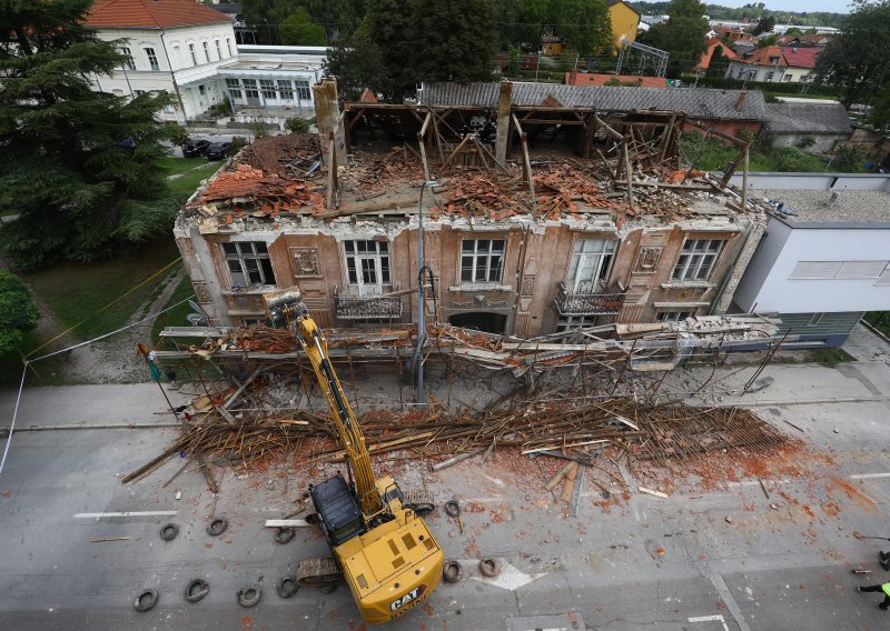 Ipak se uklanja urušena zgrada u Sisku, oglasili se iz Grada: 'To je poslužilo lešinarima kao odlična prilika za foto poziranje'