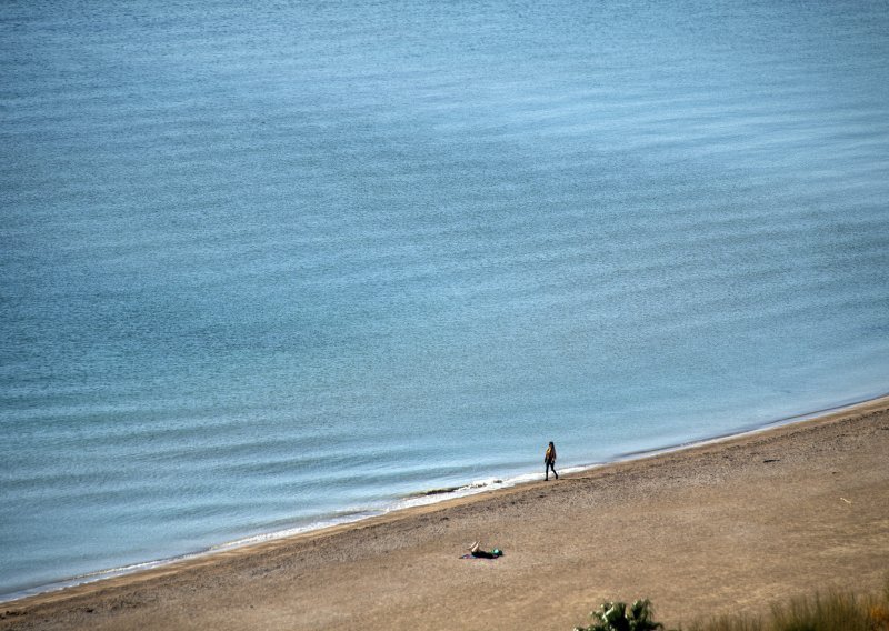 Opet fekalije u moru; ne preporuča se kupanje na plaži Duboka u Slivnom