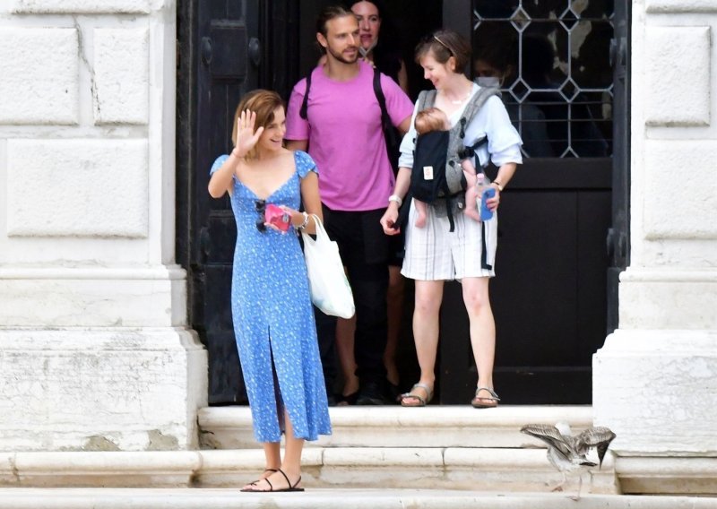 Uživaju i to ne kriju: Emma Watson i sin britanskog tajkuna dobro se provode u Italiji